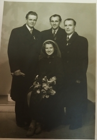 Novomanželé Vlčkovi se svědky