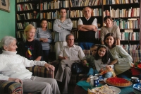 Širší rodinné foto, patrně narozeniny vnučky Elišky