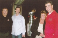 František Kaberle starší (zcela vlevo) se syny Tomášem (druhý zleva) a Františkem a manželkou Ludmilou. Za nimi stojí Stanley Cup, který vyhrál František Kaberle mladší s týmem Carolina Hurricanes v roce 2006