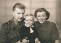 František Kaberle starší v první polovině 50. let 20. století se svou maminkou Annou a tatínkem Vilémem