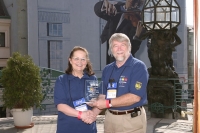 Božena Mannová přebírá ICPC Award, 2004