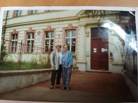 Františka s kamarádkou před ZŠ na Zličíně