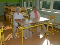 Františka s kamarádkou ve školních lavicích 