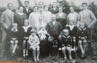 Rodiče a sourozenci tatínka Evy Křivánkové (otec stojí zcela vpravo)