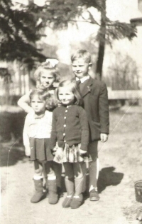 Dole Hana Hromádková (sestra pamětnice) a Jiřina, nahoře Miluše Marešová a Bohdan Hromádko u babičky Marie Hromádkové v Havlíčkově Brodě, 1950