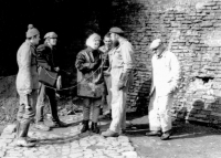 Natáčení pořadu Cesty do pražského podzemí, snímek z roku 1969
