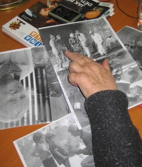 Jana při vyprávění svého příběhu pro projekt Příběhy našich sousedů, Paměť národa