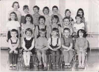 V první třídě - vzadu třetí zleva