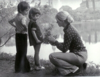 Jana v době normalizace se svými dětmi, snímek z roku 1976