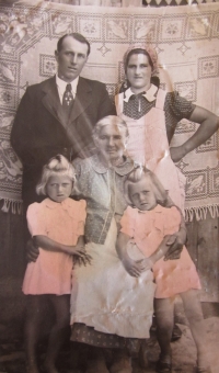 Anna Plesníková se sestrou, rodiči a babičkou