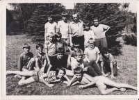 V 8 letech na letním táboře (prostřední řada první zprava)