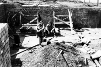 Rodiče na stavbě rodinného domu v pražských Jinonicích (1979)