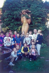 Jana jako učitelka s kroužkem Zvědavci na návštěvě u sochaře Miroslava Hudečka, snímek z roku 2003