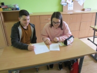 Žáci ze ZŠ Velemín při práci na scénáři