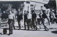 Pochod mladých ľudí proti proti invázii vojsk Varšavskej zmluvy 21. augusta 1968 v Trenčíne. Emil Sedlačko (v strede v okuliaroch) nesie zástavu