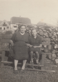 S maminkou Johannou Oser v Novém Zvolání, 1951