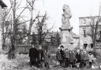 Jaroslav Hon (čtvrtý zprava) s hrabyňskými dětmi po osvobození Hrabyně, 1945