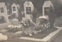 Hrob bratra Hermanna Osera a dalších dvou chlapců zastřelených pohraniční stráží v roce 1951