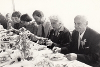 Na svatbě, konec 70. let, vpředu strýc Jaroslav Finfrle