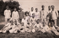 Cvičení wehrmachtu, uprostřed sedí otec Moritz Kolitsch, 30. léta