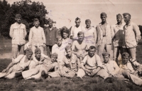 Cvičení wehrmachtu, uprostřed sedí otec Moritz Kolitsch, 30. léta