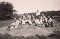 Cvičení wehrmachtu, první zleva sedí otec Moritz Kolitsch, 30. léta