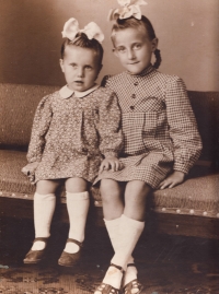 Růžena with her sister, Helga Kolitsch