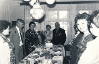 Zlatá svatba rodičů, v čele za stolem Věra a Jiří, druhý zleva Zdeněk Dolažal, Úštěk, 3. března 1979