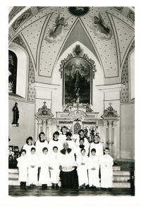 Společná fotografie ministrantů v Bludově, 80. léta 