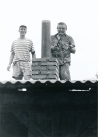 Stanislav Balík s Františkem Pecháčkem při práci na střeše skautského střediska v Bludově