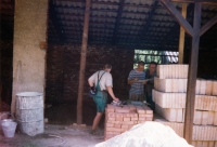 Práce na rekonstrukci skautského střediska v Bludově