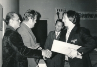 Vladimír Martinec, pravé křídlo Tesly Pardubice, přebírá v roce 1973 ocenění za zisk titulu mistra ČSSR v hokeji