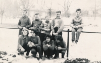 Vladimír Martinec (druhý zleva nahoře) v roce 1963 v Lomnici nad Popelkou