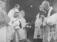 Jarmila Valouchová (Pospíšilová) reciting a poem to Father Jindřich Vlouch in 1947