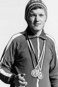 Dobová fotografie Jiřího Kráčalíka z Mistrovství Československé lidové armády ve sjezdovém lyžování, zima 1974