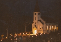 Zrekonstruovaný kostel a hřbitov ve Zvonkové, 1994