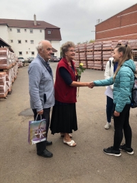 Jan Fiala s manželkou Emilií vítají žáky z projektu Příběhy našich sousedů 