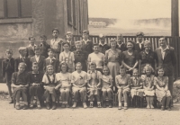 Školní fotografie z Nového Zvolání, vpravo učitel Miroslav Dědič, Emma Marxová v první řadě první vlevo, 1951