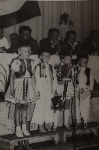 Předávání červeného praporu. Mateřská škola ve Velké nad Veličkou, kde byla Jaroslava Jesenská ředitelkou (1964)