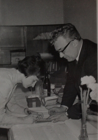 Předávání nových stranických průkazů po prověrkách (1970)