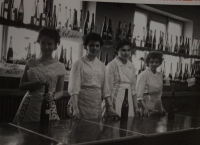 Jaroslava Jesenská (vlevo) na výstavě vína v roce 1960