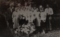 Rodinná fotografie při příležitosti šesedátého výročí svatby prarodičů (1962)