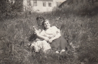 Emma (vpravo) s kamarádkou v Novém Zvolání, 1952