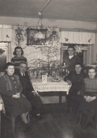 Rodina Oser bez bratra Hermanna o Vánocích v Novém Zvolání, 1951