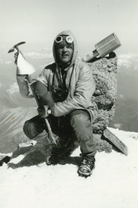Jiří Kráčalík na vrcholu hory Elbrus po výstupu pořádanému k 60. výročí VŘSR, 1977