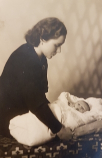 Draga Zlatníková after her birth with her mother
