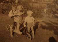 Draga Zlatníková s bratry v dětství