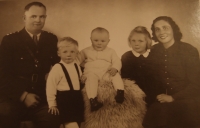 Draga Zlatníková with parents and brothers