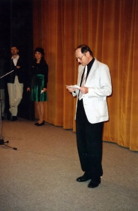 Dušan Sedláček uvádí výstavu, cca 2000
