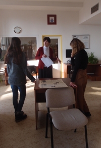 Žáci 3. ZŠ Poděbradovy v Jičíně v archivu s historičkou Evou Bílkovou